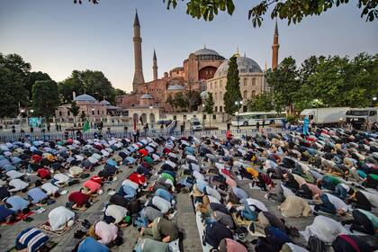 Miles de fieles musulmanes acudieron hoy a la icónica Santa Sofía en Estambul
