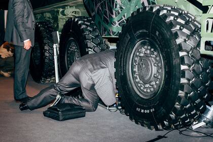 Tras la presentación del vehículo blindado finlandés Patria 6x6. EUROSATORY, París, Francia, 2018