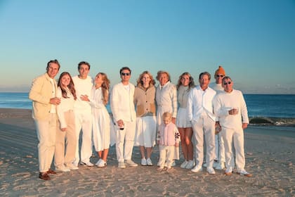 Tras la propuesta, la pareja festejó en la playa con sus familiares y amigos más cercanos