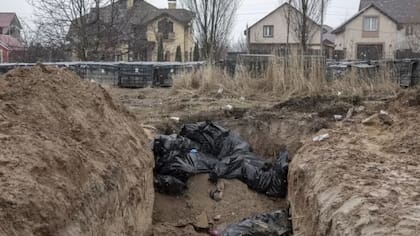 Tras la recaptura de la ciudad se han cavado fosas comunes debido a la cantidad de cadáveres hallados