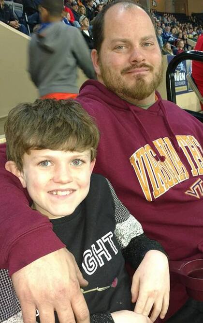 Tras la repercusión de su video, Bryan subió una imagen junto a Hayden viendo a los Virginia Tech Hokies, el equipo de fútbol americano de su ciudad.