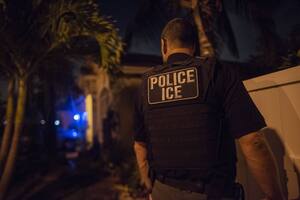 Tras la revocación del permiso humanitario, varios inmigrantes deberán ajustar su estatus para evitar ser deportados; estas son las opciones legales disponibles