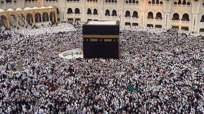 Tras la revolución de 1979, Irán quiso convertirse en el principal centro del mundo islámico y desafió a Arabia Saudita, donde se encuentran las dos principales ciudades sagradas del islam: La Meca y Medina.