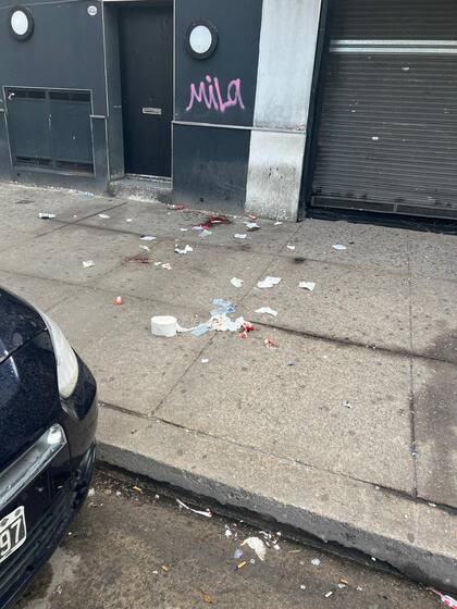 Tras la riña, habían manchas de sangre en toda la cuadra del club nocturno