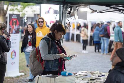Tras la suspensión por las lluvias del sábado, la Feria Leer y Comer se hizo este domingo en la plaza Perú y en la biblioteca del Malba