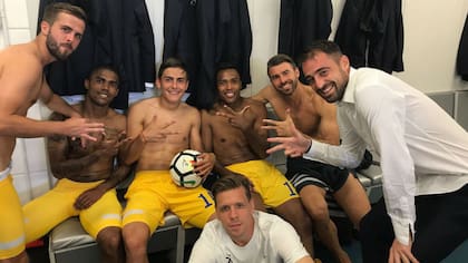 Tras la victoria 3-1, los jugadores de Juventus en el vestuario