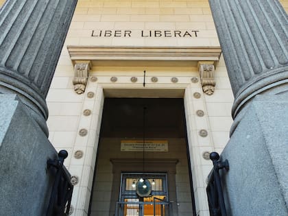 Tras las columnas de granito gris de Tandil resalta el lema en latín "Liber liberat": el libro libera.
