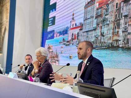 Tras las exposiciones y reuniones en Venecia, el FMI comunicó: "Se avanzó en la identificación de opciones de políticas para desarrollar el mercado de capitales doméstico, movilizar la recaudación fiscal y fortalecer la resiliencia externa de Argentina”.