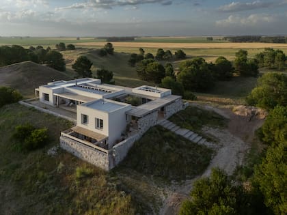 Tras las fundaciones, recompusieron el médano, diseñaron la escalera y lo cubrieron con pasto para devolverle su forma original.