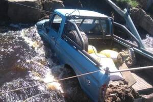 Llevaba a su hija a una escuela rural y un puente se vino abajo cuando pasaba