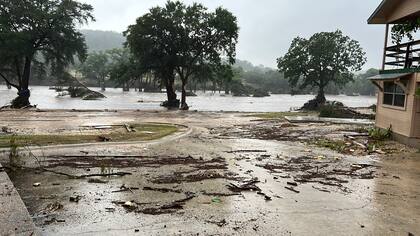 Tras las inundaciones en Texas, el campamento de Guillén y su marido quedó destrozado