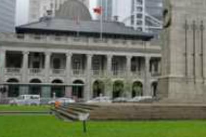 Tras las marchas, el césped público se ve impoluto