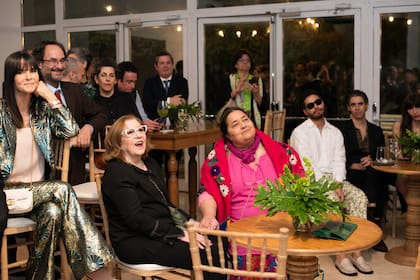 Tras las palabras de agradecimiento de la presidenta de la Asociación, se iniciaron los recorridos de las muestras del Moderno. acompañados por curadores y artistas. Participaron: Alejandra Aguado (Curadora de "Manifiesto Verde"), Jimena Ferreiro (Curadora de "Cien caminos en un solo día", Florencia Bohgtlingk (Artista interlocutora de Manifiesto Verde), Charly Herrera (Artista de Cien Caminos) y Luciana Lamothe (Artista de Cien Caminos).