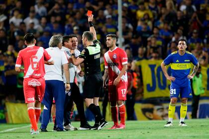 Tras las protestas por el gol anulado a Reniero, el árbitro Echenique expulsa a Gabriel Milito, DT de Argentinos Juniors.