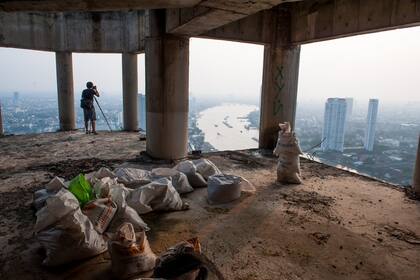 Tras los cimientos se construyeron los 50 pisos, se revistió la estructura de hormigón, se pusieron los cables y las cañerías. Sin embargo, a mediados de 1997 cuando solamente restaba edificar una parte pequeña la construcción fue abandonada.