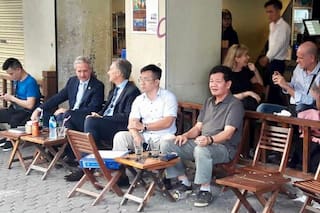 Gira en Asia: tras los encuentros oficiales, Macri salió a caminar por Hanoi