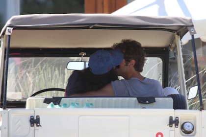 Tras los rumores que aseguraban que Zaira Nara había vuelto a encontrar el amor en el mundo del polo, la modelo fue captada en José Ignacio junto al jugador francés Robert Strom