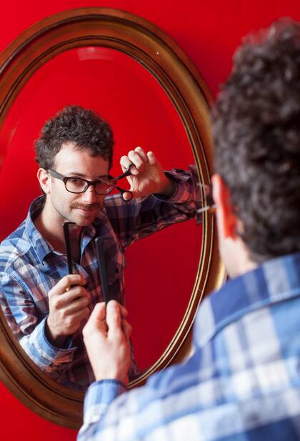 Tras malas experiencias, Alejandro Kauderer (32) retoca él mismo su pelo en su casa