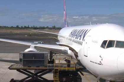 Tras más de 32 horas atrapados en el aeropuerto internacional John F. Kennedy de Nueva York, los pasajeros de Hawaiian Air se dirigieron por fin a Honolulu