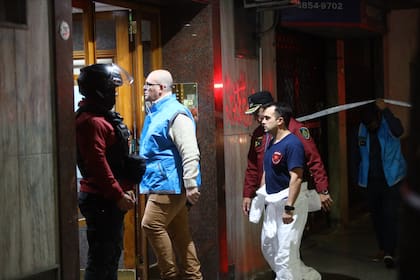 Tras más de cinco horas de trabajo, retiraron los cuerpos del departamento situado en el sexto piso