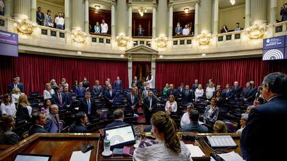 Tras más de trece horas de debate, el Senado sancionó anoche el proyecto del Gobierno