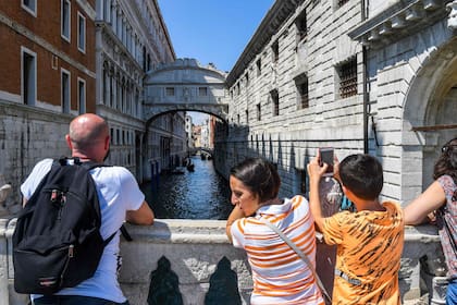 Tras meses sin turistas, este sábado marca una nueva etapa con una ciudad de Venecia al fin frecuentada como suele ser en los fines de semana de primavera