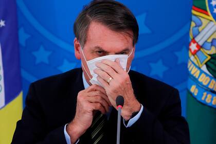 Tras negar la enfermedad durante varios meses, Jair Bolsonaro usó el tapabocas, pero eso no evitó que se contagiara de coronavirus