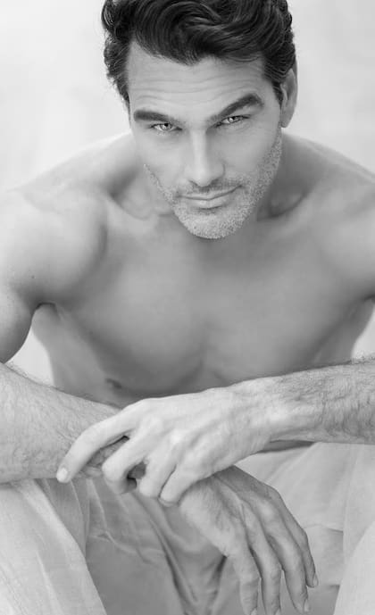 Tras padecer bullying en su infancia, donde sus compañeros de colegio y club lo acosaban porque tenía sobrepeso, Hernán Drago se convirtió en uno de los modelos más importantes del país