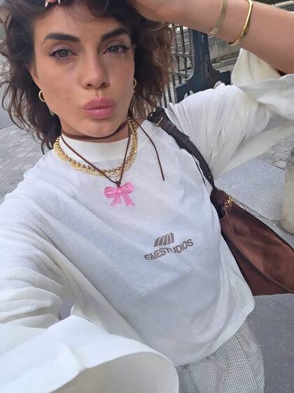 Tras pasar unos días en Barcelona, la modelo y su hija viajaron a la ciudad de las luces (Foto: Instagram @emilia_att)