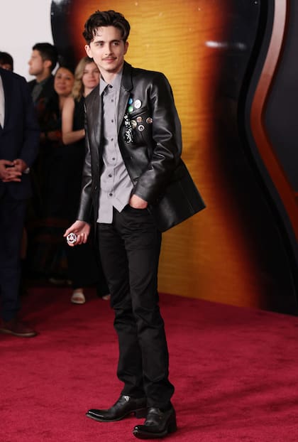 Tras recibir muy buenas críticas, el protagonista habló sobre el desafío que significó este papel en su carrera. “No he dejado de prepararme, ha sido uno de los mayores regalos para mí. Ha sido una experiencia maravillosa poder sumergirme en ese mundo”, le dijo Timothée a Variety mientras su coach vocal, Eric Vetro, destacó su versatilidad para pasar de una película como Wonka, que le requirió un cierto registro de voz a cantar temas de Dylan, algo completamente opuesto