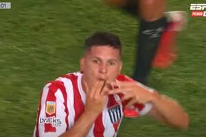 Tras recibir un codazo de Toledo, le empezó a sangrar la boca a Carrillo: "Le volaron tres dientes", gritó el DT Balbo desde el banco de Estudiantes