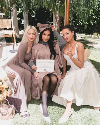 Tras recibirse, fue sorprendida con una ceremonia de graduación privada en la que estuvieron presente sus familiares y amigos