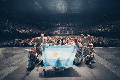 Tras recordar la victoria de la Selección Argentina, la rosarina y sus bailarines desplegaron la bandera nacional