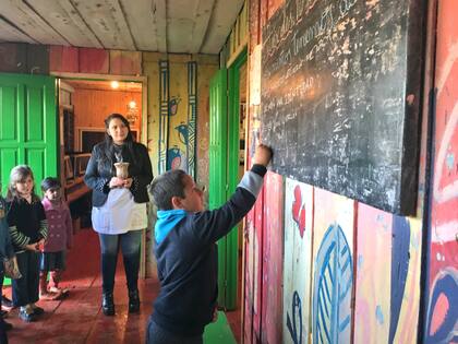 Tras saludar a la bandera, Yamila Suárez, maestra de 1° y 4°, repasa con los alumnos los Derechos del Niño antes de pasar a las aulas