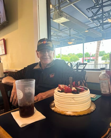 Tras salvarle la vida, los trabajadores de The Shrimp Basket ayudaron a Hicks a mudarse al lado del local y lo consideran parte de la familia