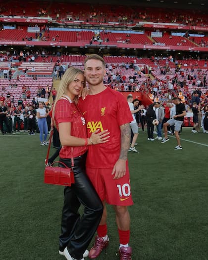 Tras separarse de Mayan, MacAllister blanqueó su relación con Ailén Cova, mejor amiga de él desde la infancia; hoy conviven juntos en Inglaterra