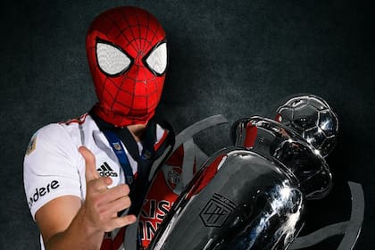 Tras ser la figura de River en la obtención de la Liga 2021, Julián posó con el trofeo y una máscara de Spider-Man