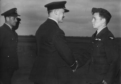 Tras su adiestramiento en Estados Unidos, el cordobés Tito Withington recibe sus alas que lo convierten, oficialmente, en piloto