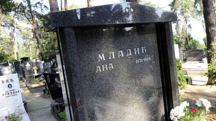 Tras su arresto en 2011, Mladic quiso visitar una vez más la tumba de su hija Ana en Belgrado antes de ser extraditado. Ana, de 23 años, se mató con un arma de su padre
