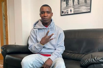 Tras su arriesgada proeza, Cabeka vive en Liverpool