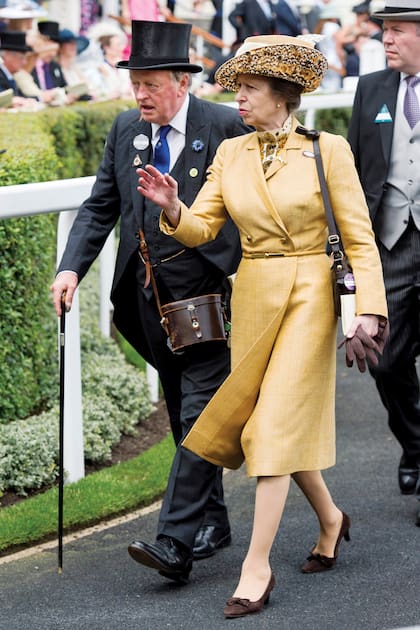 Tras su breve romance en 1970, la princesa Ana y Andrew Parker Bowles mantuvieron su amistad a través de los años. Comparten la pasión por los caballos y es común verlos juntos en las carreras de Royal Ascot (Photo by Mark Cuthbert/UK Press via Getty Images)