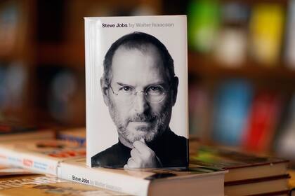 Tras su debut en las librerías estadounidenses, la biografía de Jobs llegó al país; costará 119 pesos y tendrá una edición digital para lectores de libros electrónicos