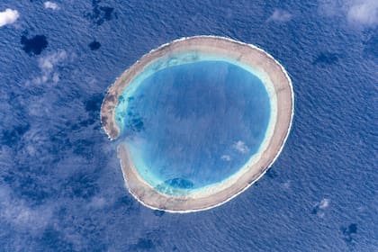 Tras su desalojo en 1972 por tropas de Tonga, la isla fue abandonada y hoy permanece sumergida y deshabitada