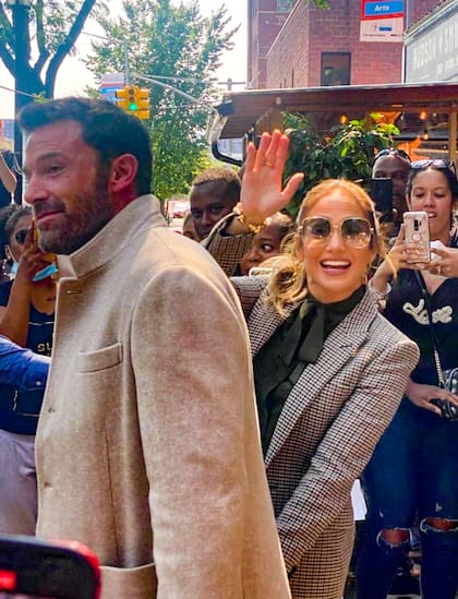 Tras su paso por el festival de Venecia y por la gala del MET, Jennifer Lopez y Ben Affleck fueron recibidos por una multitud de gente en el Bronx, lugar donde nació la artista