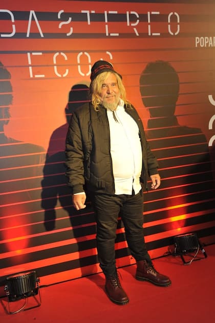 Tras su paso por Masterchef Celebrity, donde su figura se hizo popular para el gran público, Walas se robó todas las miradas en la alfombra roja. El líder de Massacre optó por un look más formal: lució unos pantalones negros que combinó con una camisa blanca