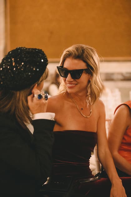 Tras su paso por Mendoza, Angie Landaburu decidi quedarse en Buenos Aires. En la primera fila del desfile de Santiago Artemis, antes de su vuelta a Miami.