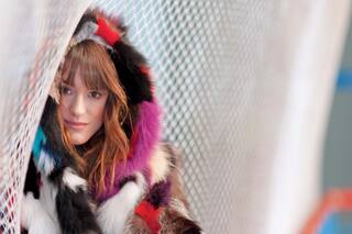 Con encanto, Katja Martínez sale a la pista de hielo entre pieles y camperas