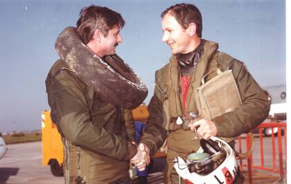 Tras su primer vuelo con un Super Étendart, en la base aeronaval francesa de Landvisiau, el 1 de abril de 1981, los instructores "coronaron" con un neumático a Jorge Colombo, quien recibió la broma con mucha alegría