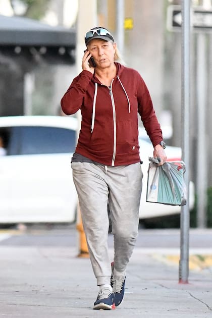 Tras su reciente diagnóstico de cáncer, Martina Navratilova fue vista por las inmediaciones de su casa en Miami haciendo algunas compras