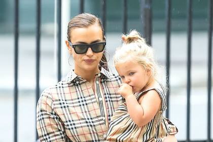 Tras su repentina separación de Bradley Cooper, a la modelo Irina Shayk se la pudo ver de paseo con la hija que ambos tienen en común, Lea